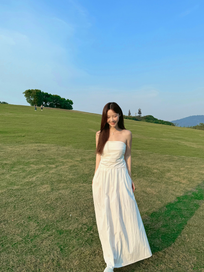lisa身穿一条珍珠腰带全程