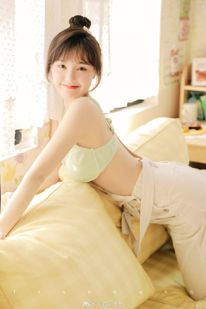 女朋友撅着屁股检查痔疮